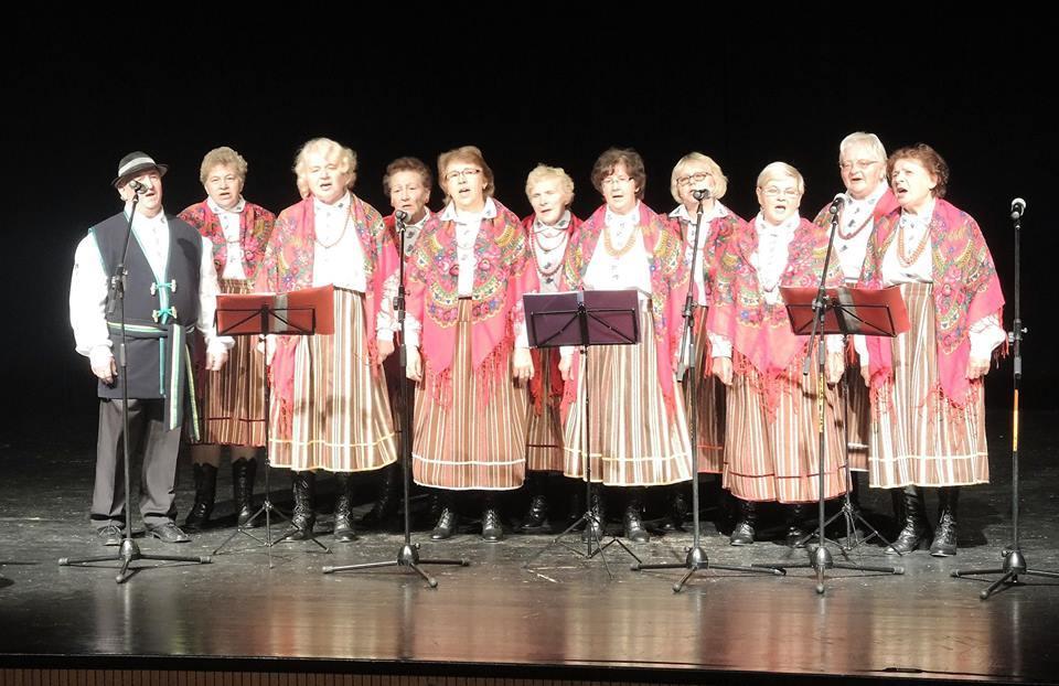 Po wysłuchaniu słów naszego pożegnania ks. Biskup powiedział, że SADOWIANKI są nie tylko wspaniałymi śpiewaczkami, aktorkami, ale również oratorkami, mówiącymi pięknymi słowami.