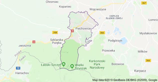Lokalizacja i dostępność komunikacyjna: Nieruchomość położona między szczytami Karkonoszy, a grzbietami Gór Izerskich, na wysokości 360-480 m.
