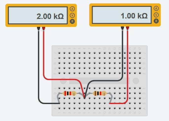 c) Następnie do szeregowo podpiętych rezystorów podłączyliśmy z Arduino napięcie i zmierzyliśmy jak się zmienia napięcie pomiędzy nimi (Rysunek 14). Rysunek 14: Pomiar napięcia pomiędzy rezystorami 1.