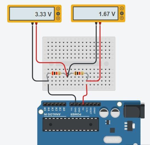 Wiemy już, że w sumie te rezystory dają nam 3.00 kω. Jak będzie wyglądać sytuacja z napięciem jeśli podłączymy +5V z Arduino jak na Rysunku 16? Rysunek 16: Pomiar napięcia pomiędzy rezystorami R1=2.