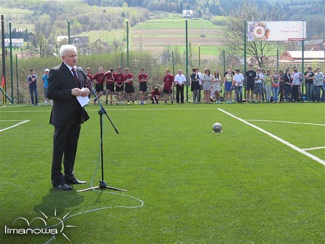 W skład kompleksu sportowego wchodzą: - boisko do piłki nożnej z nawierzchnią z trawy syntetycznej o wymiarach 30x62 m pow.