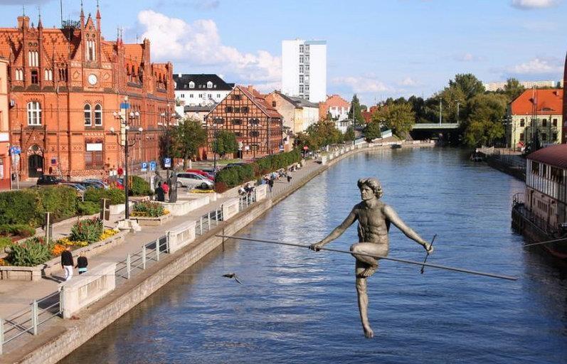 Dodatkową atrakcją może być wizyta w Świebodzinie największy Pomnik Chrystusa, ławeczka Niemena na świebodzińskim rynku.