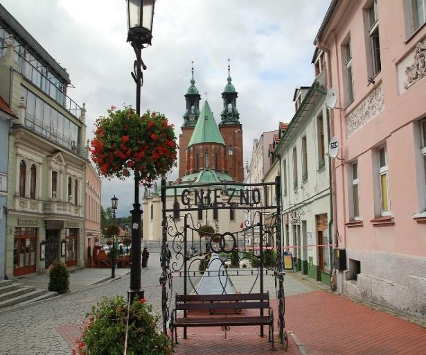 Cena: 50zł KOLEJKĄ WĄSKOTOROWĄ PRZEZ PAŁUKI: GĄSAWA BISKUPIN WENECJA PROGRAM: Przejazd bajeczną kolejką z Gąsawy do Wenecji.