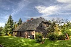 SPOTKANIE Z PSZCZÓŁKĄ MAJĄ SKANSEN PSZCZELARSKI W SWARZĘDZU Swarzędzki skansen jest największym w Europie plenerowym muzeum etnograficznym, poświęconym historii pszczelarstwa i bartnictwa.