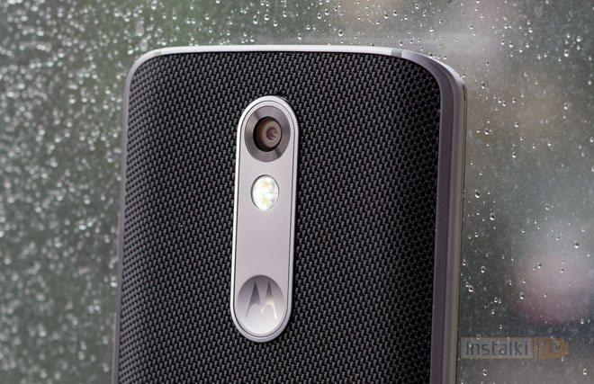 Aparat Za zdjęcia odpowiada 21MP sensor Sony IMX230 z obiektywem f/2.0 i autofokusem z detekcją fazową (ten sam co w Moto X Style).