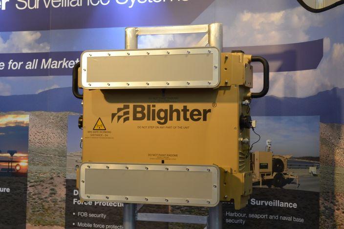 radaru obserwacyjnego Blighter, pracującego w paśmie Ku (na falę ciągłą o niewielkiej mocy od 1 do 4 W) firmy Blighter Surveillance Systems; dzienno-nocnego systemu obserwacji optoelektronicznej