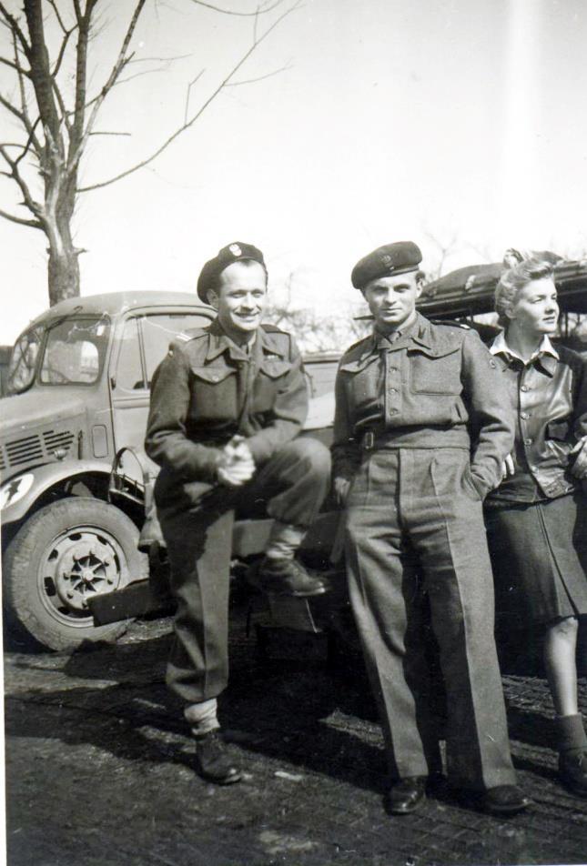 13 Zdjęcie 22 Rok 1943. Anglia. Feliks Cybulski (pierwszy z lewej).