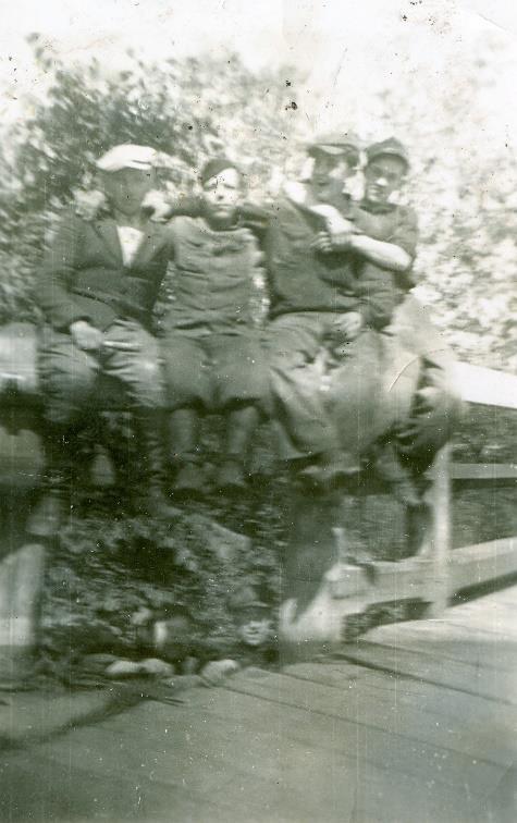 W ostatnim rzędzie, czwarty od lewej Czesław Kulik (dziadek Wojtka Kulika). Zdjęcie ze zbiorów Marianny Kulik.
