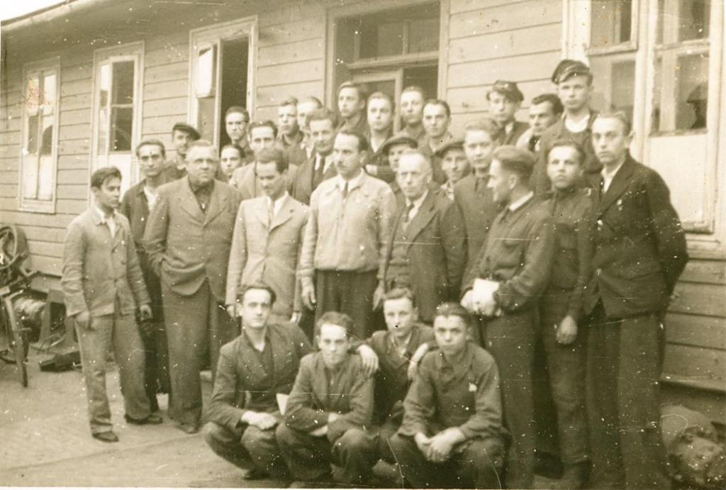 5 Zdjęcie 6 Rok 1943, czerwiec. Hrubieszów. Uczniowie z nauczycielami Mechanische Handwerkerschule in Hrubieszów /Szkoły Mechanicznej w Hrubieszowie/.