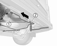 222 Pielęgnacja samochodu Koło zapasowe jest zamocowane pod tylną częścią podwozia i może być przykręcone śrubą zabezpieczającą, którą można odkręcić wyłącznie za pomocą dołączonej tulei do śrub.