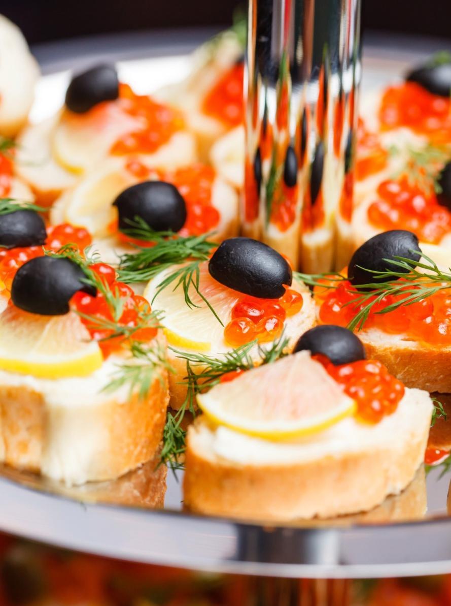 PROPOZYCJA III ZUPA Zupa wiosenna z soczewicą i kurczakiem DANIE GŁÓWNE Burger z szarpaną wieprzowiną Tarta z warzywami i serem camembert podana z rukolą i pomidorkami DESER Klasyczny carem brulle
