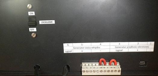 . Widok ogólny strony frontowej (a) i tylnej (b) modelu (opis w tekście) Od strony frontowej, za pomocą pokręteł możliwa jest zatem: regulacja ciśnienia w reduktorze (w kpa, parametr zależny od