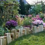 DIY Palisada ogrodowa może stanowić dekoracyjne i praktyczne wykończenie ogrodowych rabatek.