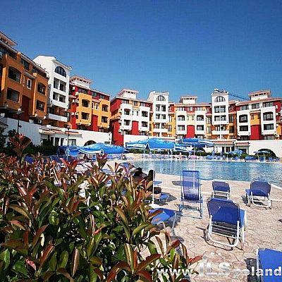 WYPOSAŻONY APARTAMENT 53 M2 Z WIDOKIEM NA BASEN W LUKSUSOWYM