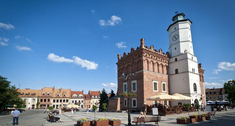 Dlaczego warto spędzić wakacje w Polsce? Lato, lato, lato czeka Razem z latem czeka rzeka Razem z rzeką czeka las. Za moment wakacje.
