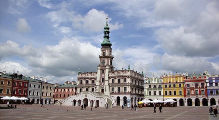 perła Polski wschodniej zwana Padwą północy. Jest tam przepiękna katedra, stary rynek, kamienice, synagoga, kilka muzeów i renesansowa architektura.
