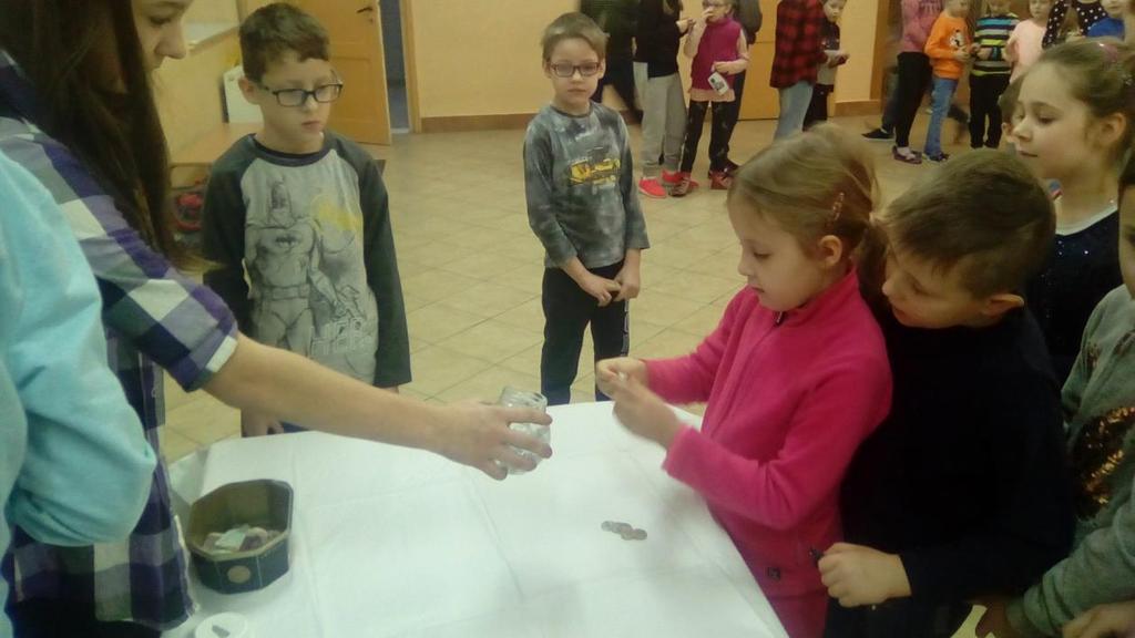 Maksiu, uczeń klasy IVe z redagowania i sprzedawania swoich gazetek uzyskał 50 zł.