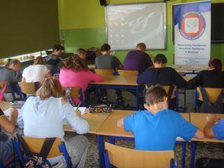 uczniów klas I-III szkoły podstawowej oraz Znajdź Właściwe Rozwiązanie- dla uczniów starszych klas szkoły podstawowej i oddziałów gimnazjalnych. Przystąpiono do realizacji II edycji programu pt.