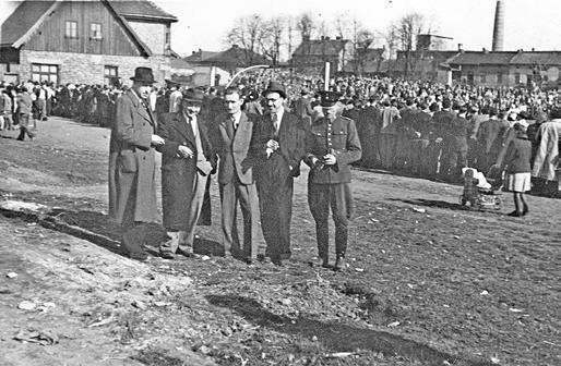 Fot. archiwum autora. Fot. Album 85 lat RKS Garbarnia. Mecz na stadionie Garbarni, ok. 1946. Dom Klubowy Garbarni w marcu 1973, po wyburzeniu trybuny. K.S. Korona.