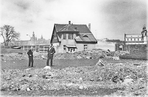 Ruszamy teraz w kierunku Mostu Retmańskiego i ul. Zatorskiej. (2) Od strony Dębnik przetrwała jeszcze najstarsza część Ludwinowa, na lewym brzegu nowego koryta Wilgi.