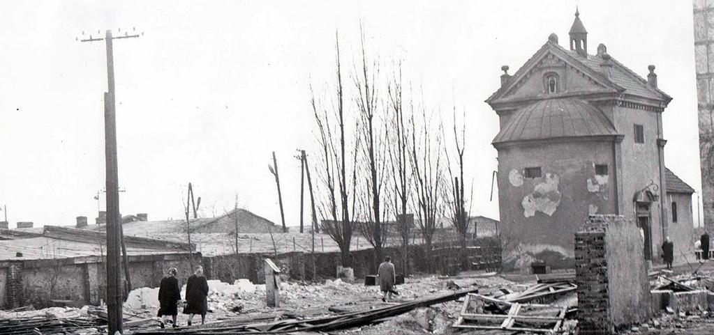 Fot. ok. 1970, archiwum autora. Nieuporządkowane otoczenie kościoła św. Bartłomieja po wyburzeniu folwarku Batków. się (to juz trzecia lokalizacja) zabytek ciekawy i rzadko spotykany.