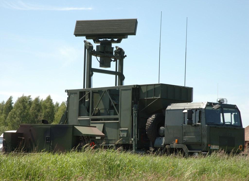 Mobilny radar średniego zasięgu na podwoziu kołowym NUR-22N-3D. Fot. Archiwum autora Radary mobilne RM-100 wraz z trenażerem CRM-100M do wykrywania celów nawodnych.