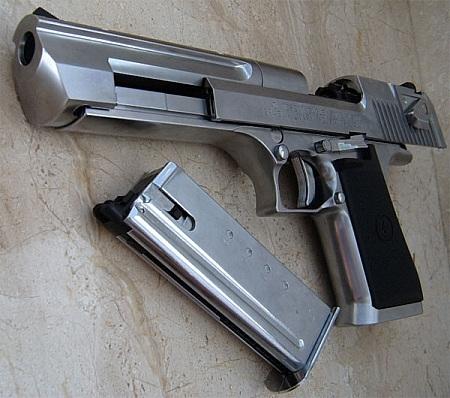 Desert Eagle, czyli rewolwerowa siła magnum w pistoletowej szacie.