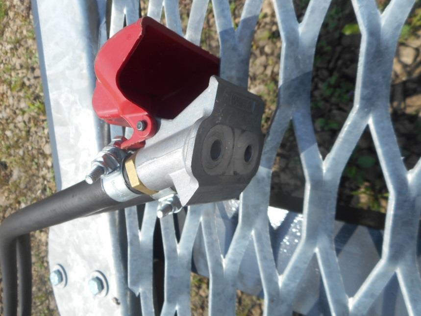 Fot. 8 Złącze Duo Matic 3. Zawór luzująco parkingowy Jest to zawór stosowany w pojazdach ciągnionych, w których zastosowany został pneumatyczny układ hamulcowy oraz siłowniki membranowo sprężynowe.
