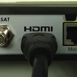 za pomocą przewodu HDMI Podłącz przewód HDMI do portu oznaczonego etykietką HDMI, znajdującego się na tylnym panelu dekodera.