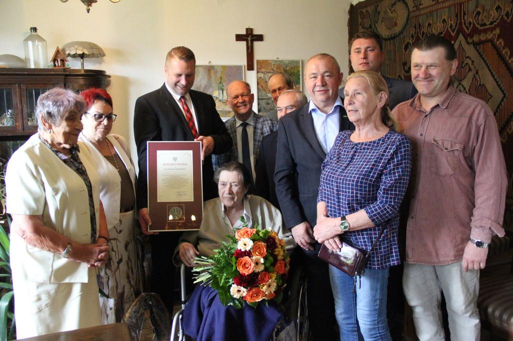 Wyróżnienie za piękną działalność Pani dr Barbara Bogdańska - była przewodnicząca NSZZ Solidarność w Wojewódzkim Szpitalu Specjalistycznym w Lublinie - została odznaczona Krzyżem Kawalerskim Orderu