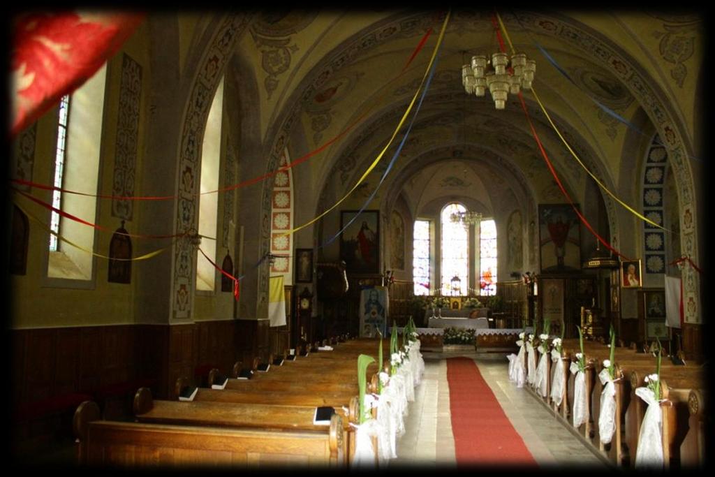 obecnie się znajduje. Kościół jest drewniany o konstrukcji zrębowej, wzniesiony z bali modrzewiowych. Ołtarz główny zdobią zabytkowe obrazy, między innymi malowidło przedstawiające św.