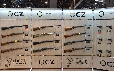 premiery z zakresu broni, amunicji, odzieży i obuwia oraz związanych z nimi