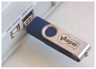 Aby odczytać badanie zapisane w pamięci FlashDrive, po podłączeniu pamięci do portu USB HOST naleŝy: 1.