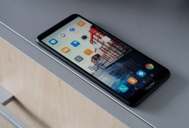 Testujemy propozycję ze średniej półki cenowej. Huawei to obiektywnie jeden z jmądrzej rozwijających się producentów przenośnej elektroniki.