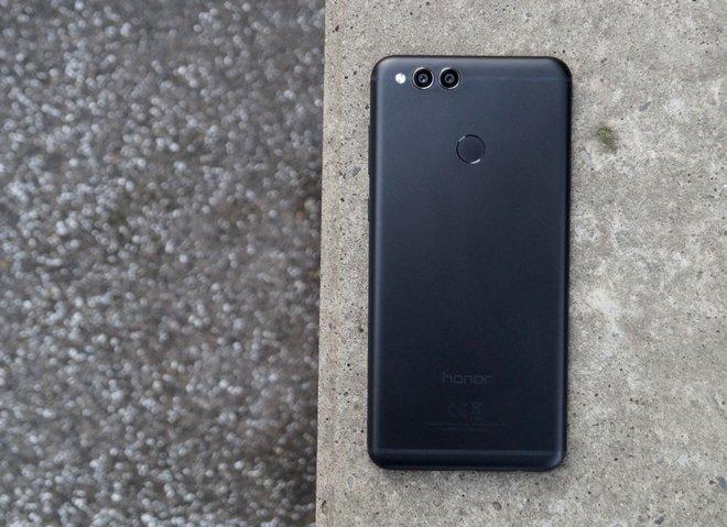 W czarnej wersji kolorystycznej smartfon jest bardzo neutralny, wet logo tylnej ścianie jest ledwo widoczne, co wiele osób może uzć za zaletę.