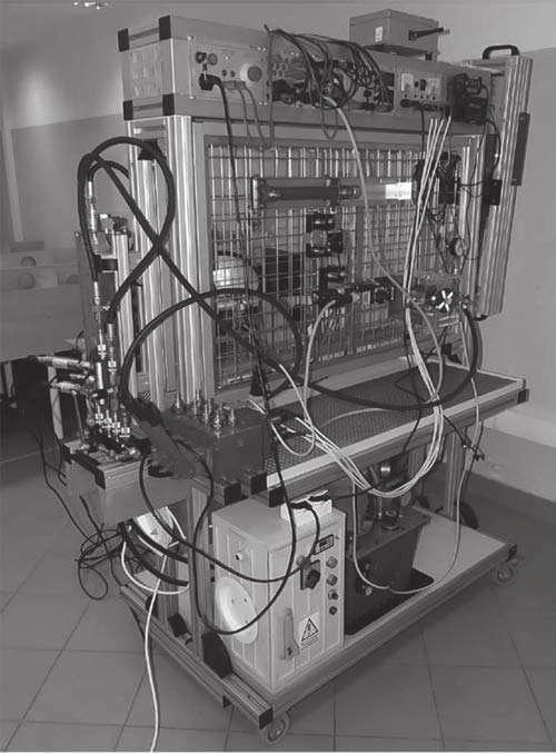 Grzegorz Łomotowski Prezentowane w niniejszym artykule uniwersalne stanowisko elektrohydrauliczne przeznaczone jest do nauczania nowoczesnej mechatroniki wykorzystującej napęd hydrostatyczny.