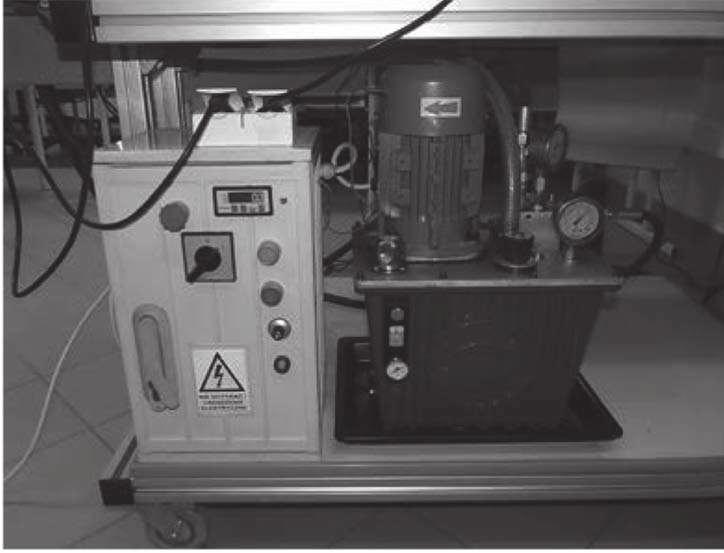 Uniwersalne elektrohydrauliczne stanowisko dydaktyczno-badawcze W skład stanowiska wchodzą: zasilacz hydrauliczny (rys.