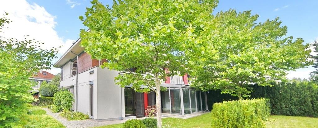 Bielawa, ul. Czesława Niemena Dom (Bliźniak) na wynajem za 14 000 PLN pow. 288 m2 6 pokoi 2 piętra 2009 r. 48,61 PLN/m2 Opis nieruchomości: Zamieszkaj w klimacie Uzdrowiska!
