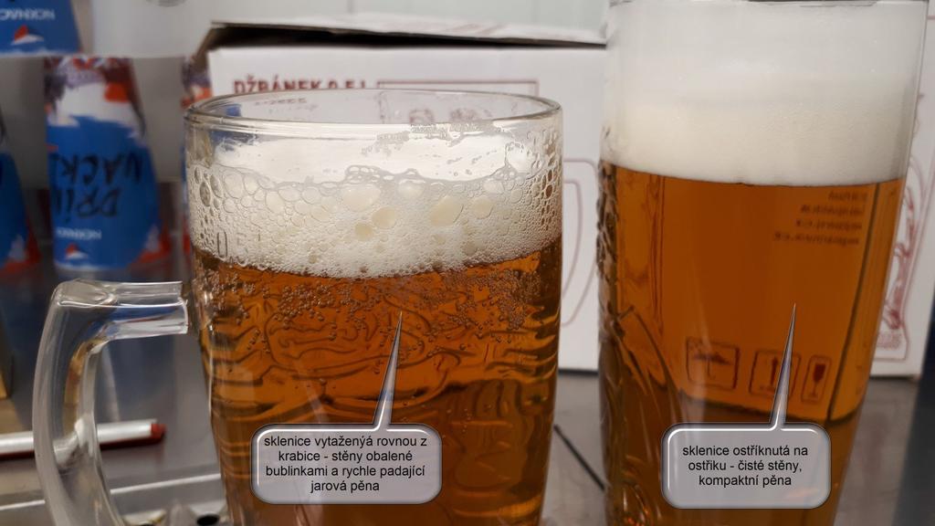 Teksty w dymkach na zdjęciu: Z lewej: Szklanka (kufel) wyciągnięty bezpośrednio z pudełka ścianki z bąbelkami i widoczna szybko opadająca piana z pozostałości po środkach myjących.
