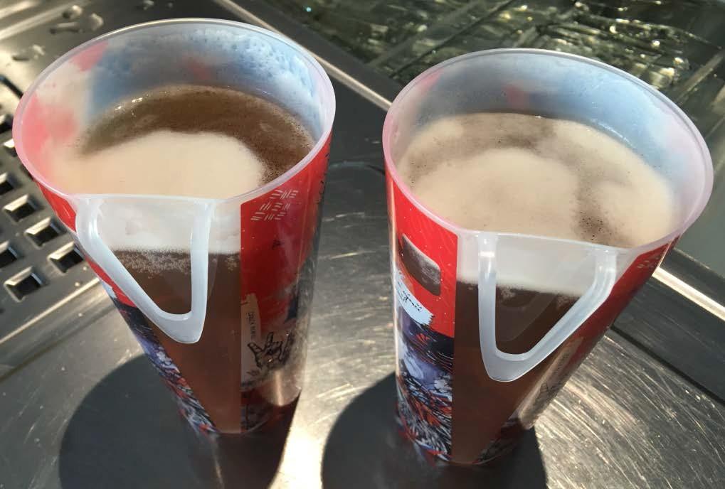 Tak wygląda w ekokubku lany Pilsner Urquell po 120