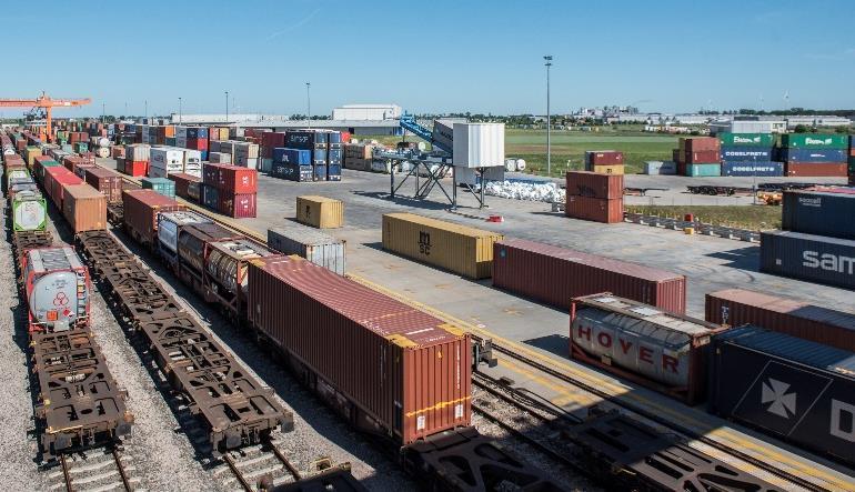 reachstakerów) obsługę celną i portową przechowywanie kontenerów w temperaturze kontrolowanej mycie, wymiatanie, drobne