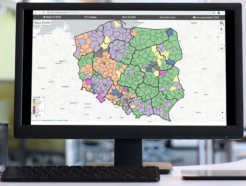 pl to oryginalny - pierwszy w Polsce, darmowy, ogólnodostępny mobilny portal mapowy działający zarówno na komputerach stacjonarnych jak i smartfonach skupiający w sobie jednorodne w skali całego