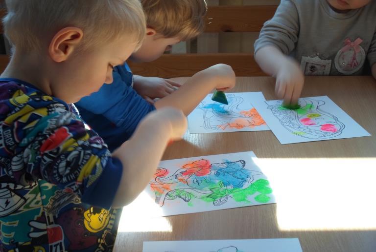 Postrzega siebie jako odrębną, samodzielną jednostkę. Potrafi bawić się spokojnie samo. Jest radosne, opanowane, spokojne.