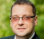 Opracowuje strategie dotyczące nieruchmości komercyjnych - zajmuje się przygotowywaniem kompleksowych analiz, zestawień i modeli finansowych dla firm najemców powierzchni biurowych.
