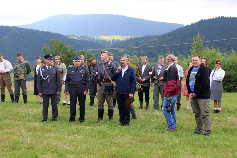 Wiadomości Poniedziałek, 16 lipca 2018 HISTORYCZNA NIEDZIELA NA DZIELCU W czasie oczekiwania na przylot wojskowego samolotu transportowego typu CASA C-295M Adam Sołtys - Wójt Gminy Słopnice