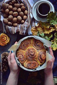 Cynamonki najlepszy przepis Cynamonki, inaczej zwane cinnamon rolls, to niebywale pyszne bułeczki drożdżowe, które przy okazji fajnie się prezentują poprzez sposób ich zawijania przed pieczeniem.