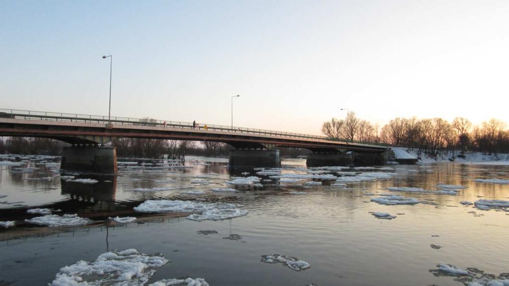 Fot. 2 Widok mostu z dołu rzeki. 3.1. Konstrukcja nośna Fot. 3 Widok mostu z góry rzeki.