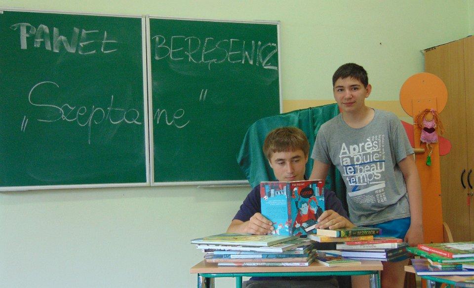 W rolę recenzentów telewizyjnych wcielili się uczniowie klasy ósmej: Mateusz Siekiera i Tomasz Górczyński, którzy zachęcali do przeczytania książki Pawła Beręsewicza Szeptane".