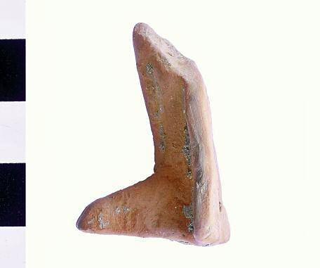MARTIN LEMKE fig. 6. Leg of a small clay statue (photo by K. Narloch). Ryc. 6. Noga posążka terakotowego (fot. K. Narloch). to come.