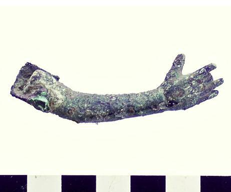 Arm of a small bronze statue (photo by K. Narloch). Ryc. 7. Ręka figurki z brązu (fot. K. Narloch). much of this material was out of context, as noted above.